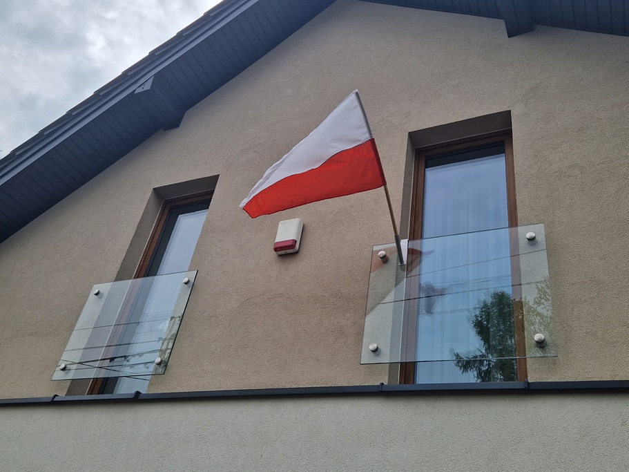 Portfenetr – rotule za elewacją + uchwyt na flagę